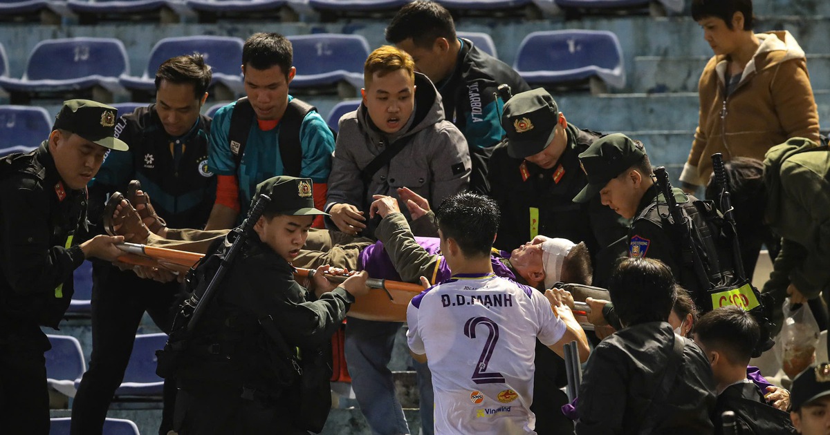 Fan rutschte aus und fiel im Hang Day Stadium, Duy Manh und Hanoi FC reagierten umgehend