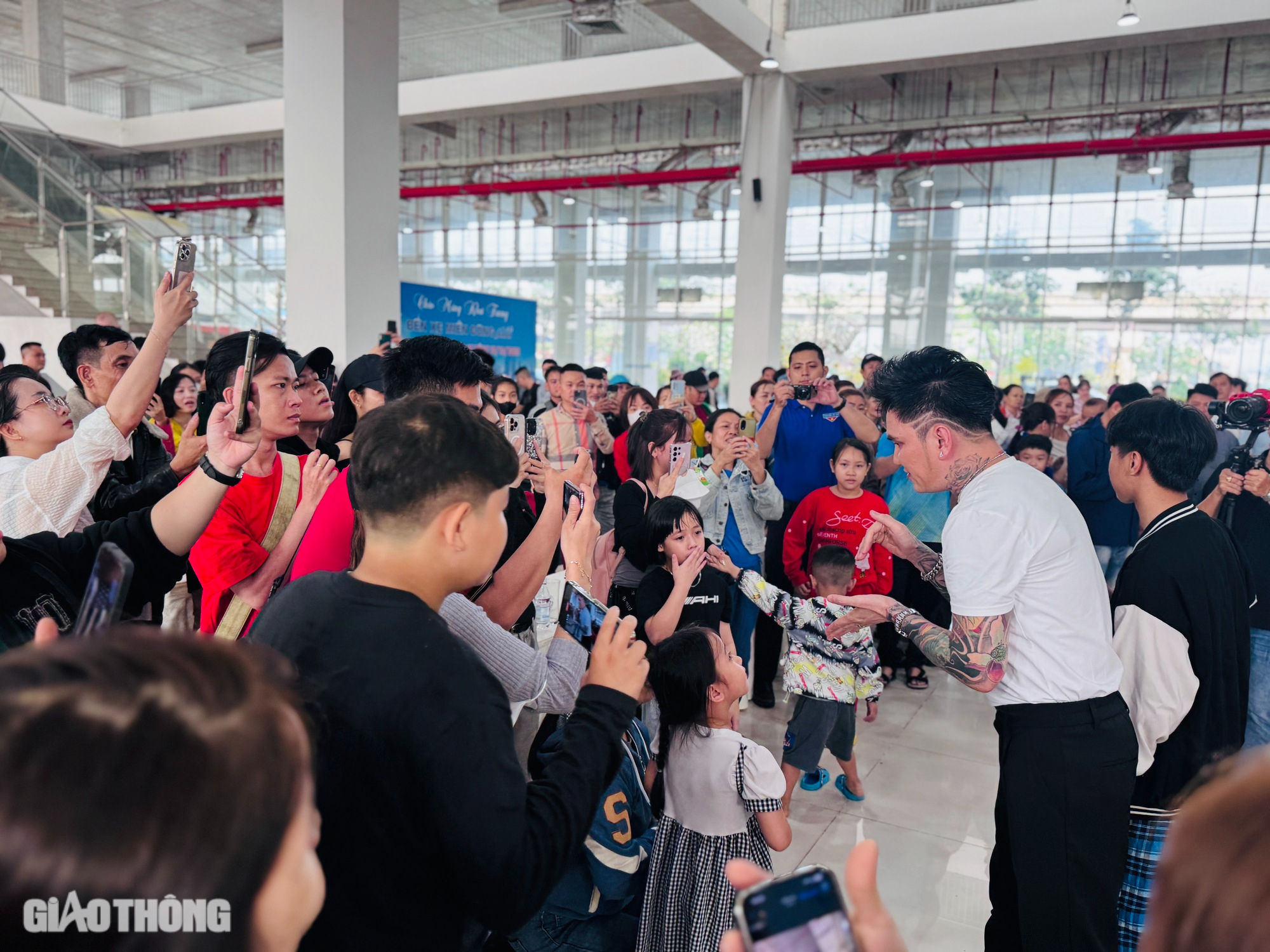 TP.HCM: Bến xe, sân bay, metro đông đúc khách ngày 25 tháng Chạp- Ảnh 4.