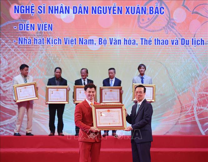 Chủ tịch nước Các Nghệ sỹ Nhân dân Nghệ sỹ Ưu tú thực sự là vốn quý của đất nước