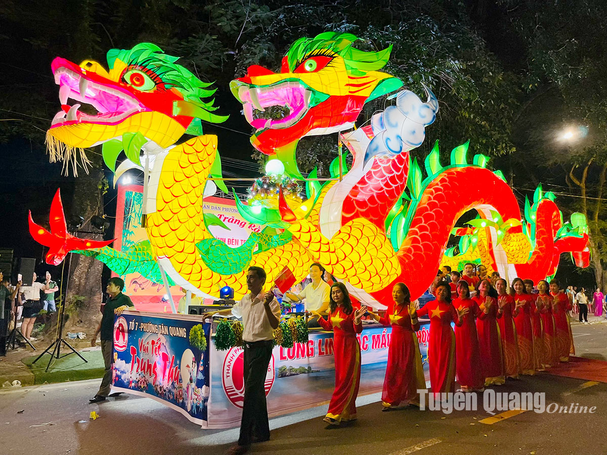 17 modèles ont participé au concours de modèles de lanternes de la fête de la mi-automne dans le quartier...