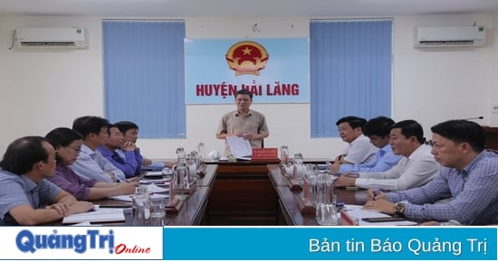 Supervising the implementation of policies for commune-level officials and civil servants who retire early or are redundant due to administrative unit rearrangement in Hai Lang district.