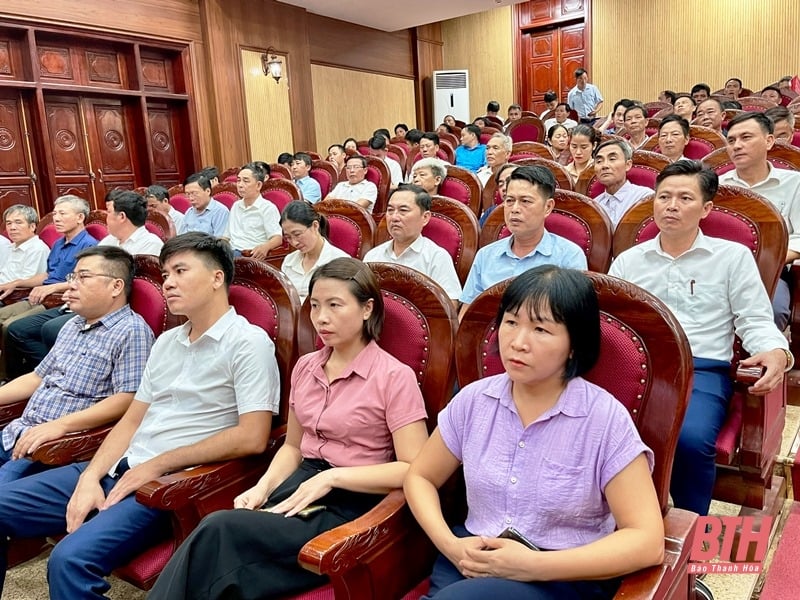 La delegación de la Asamblea Nacional de la provincia de Thanh Hoa se reunió con votantes de los distritos de Nhu Thanh y Trieu Son.