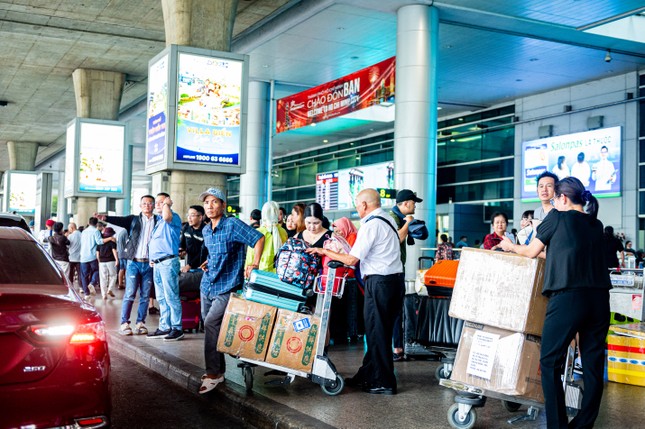 Free shuttle bus out of Tan Son Nhat airport during Tet holiday photo 1