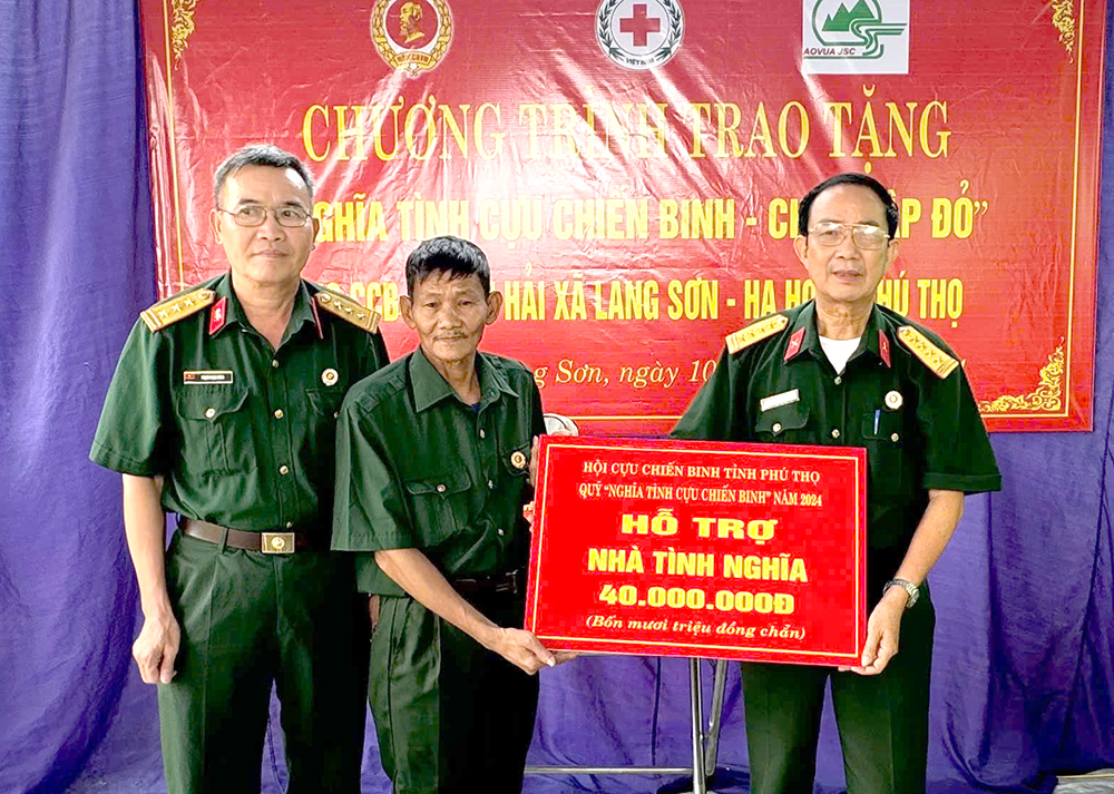 Übergabe des Humanitarian House an Veteranen in Ha Hoa