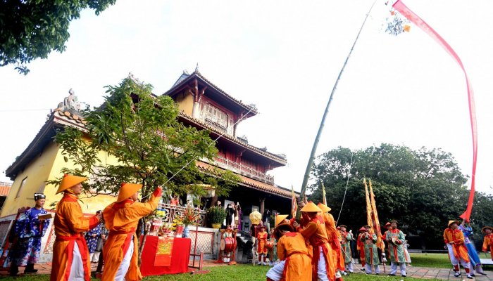 Độc đáo nghi lễ thượng nêu trong Hoàng thành Huế