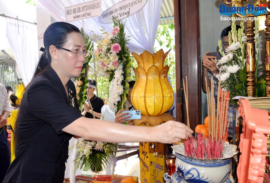 Ủy viên Trung ương Đảng, Bí thư Tỉnh ủy, Chủ tịch HĐND tỉnh Bùi Thị Quỳnh Vân viếng hương hai nạn nhân xấu số.