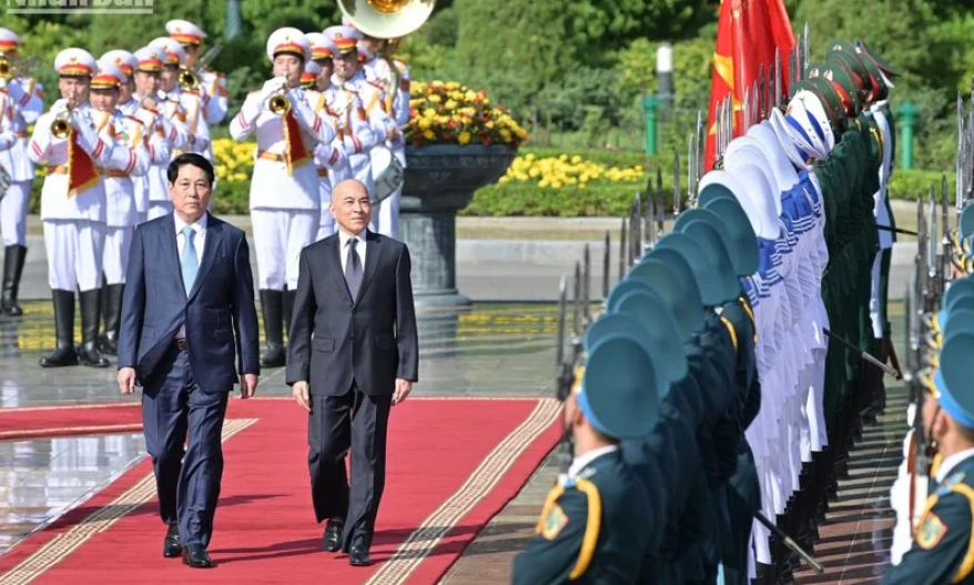 President Luong Cuong presided over the state welcoming ceremony for Cambodian King Norodom Sihamoni.