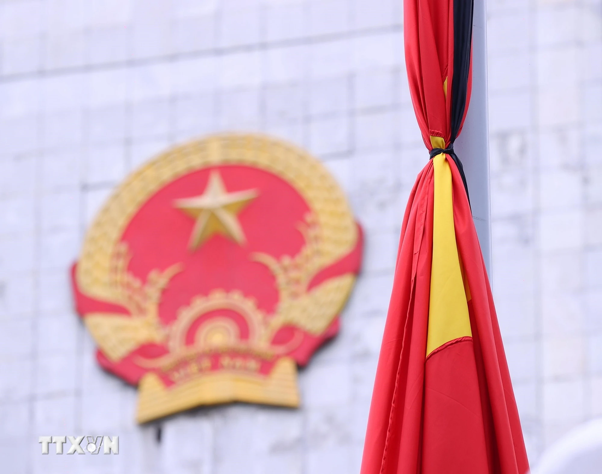 Das Volkskomitee von Hanoi weht zum Gedenken an Generalsekretär Nguyen Phu Trong seine Flaggen auf Halbmast. (Foto: Van Diep/VNA)