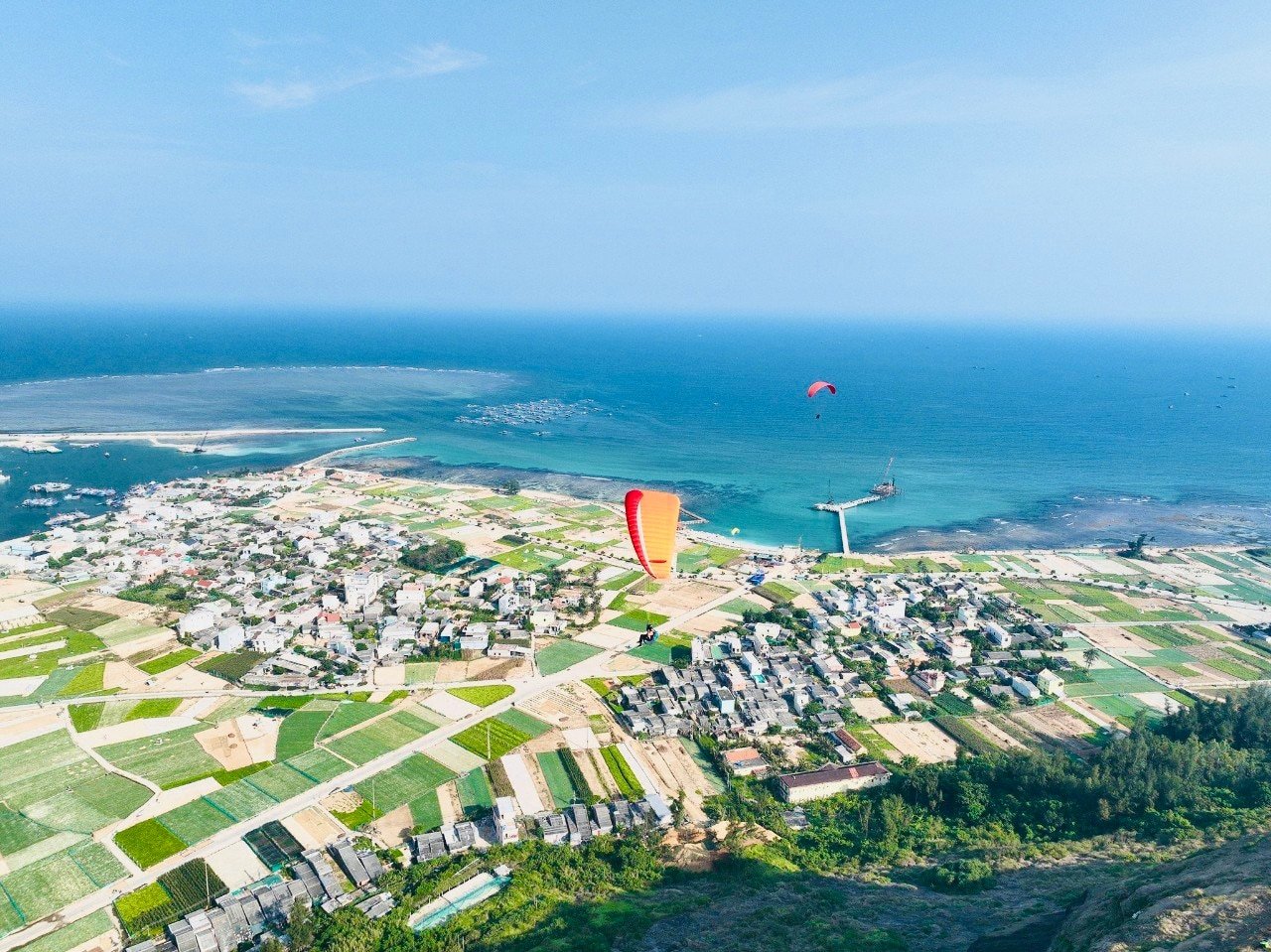 El cielo de Ly Son brilla con los colores del parapente el fin de semana.