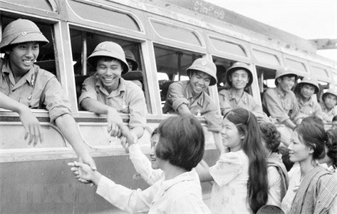 Les habitants de Phnom Penh, la capitale, font leurs adieux aux soldats volontaires vietnamiens qui ont accompli leur mission internationale et retournent dans leur pays. Photo : VNA
