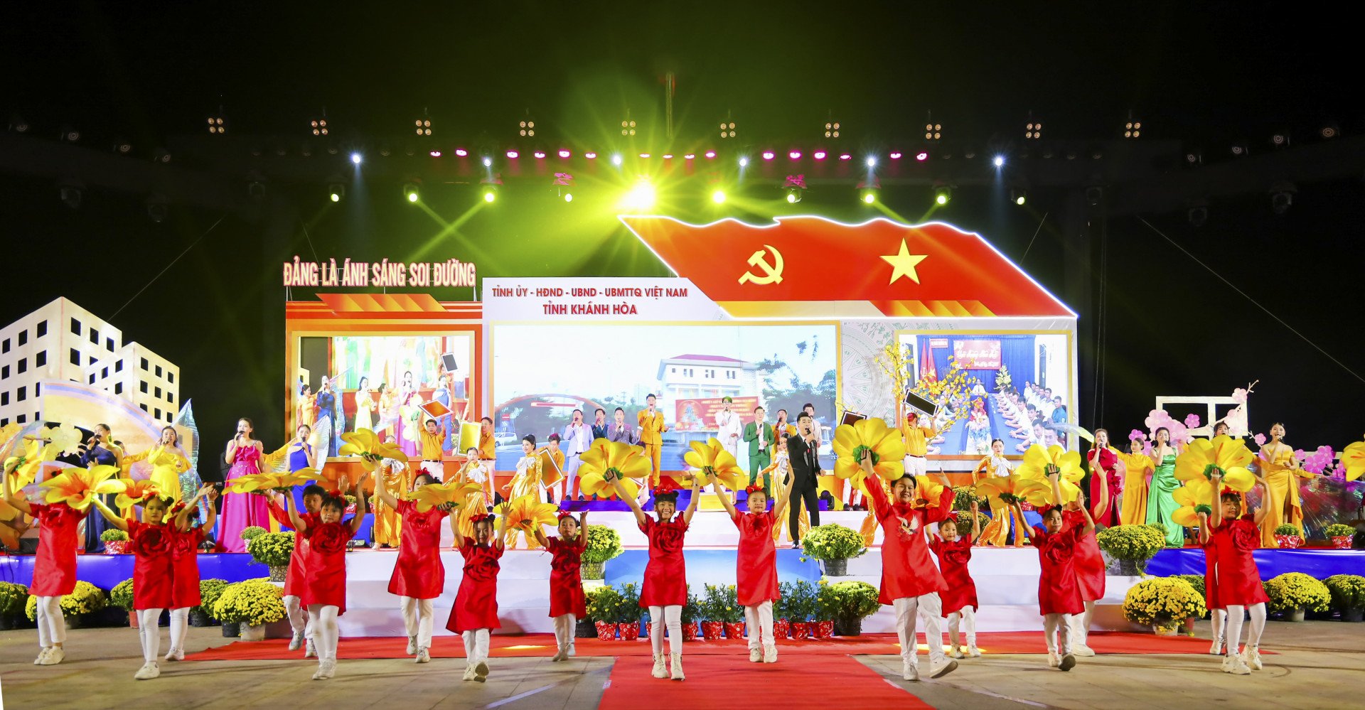 Spectacle de chants et de danses de la ville du futur de Khanh Hoa.