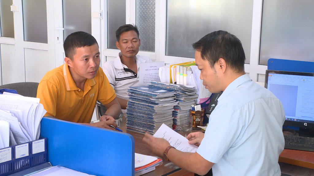 Herr Le Van Thanh, Zone 5, Bezirk Ha An, Stadt Quang Yen, erledigte die Formalitäten zum Umsteigen vom Fischerboot.