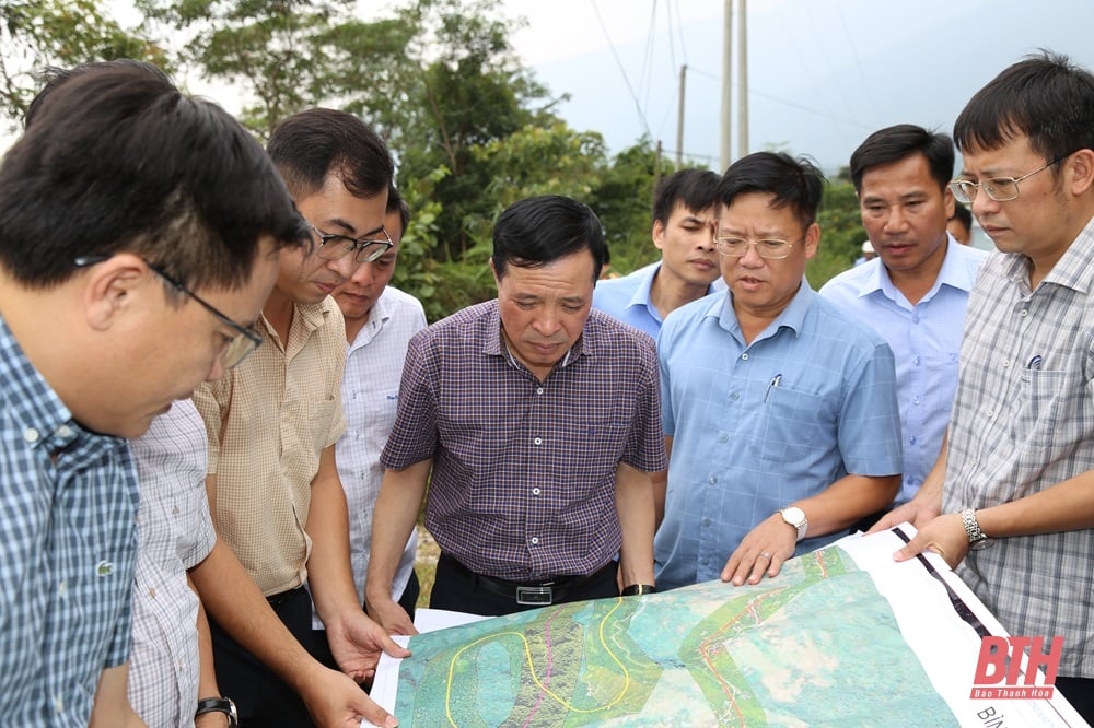 Phó Bí thư Thường trực Tỉnh uỷ Lại Thế Nguyên khảo sát phương án thực hiện dự án Đường giao thông kết nối liên vùng