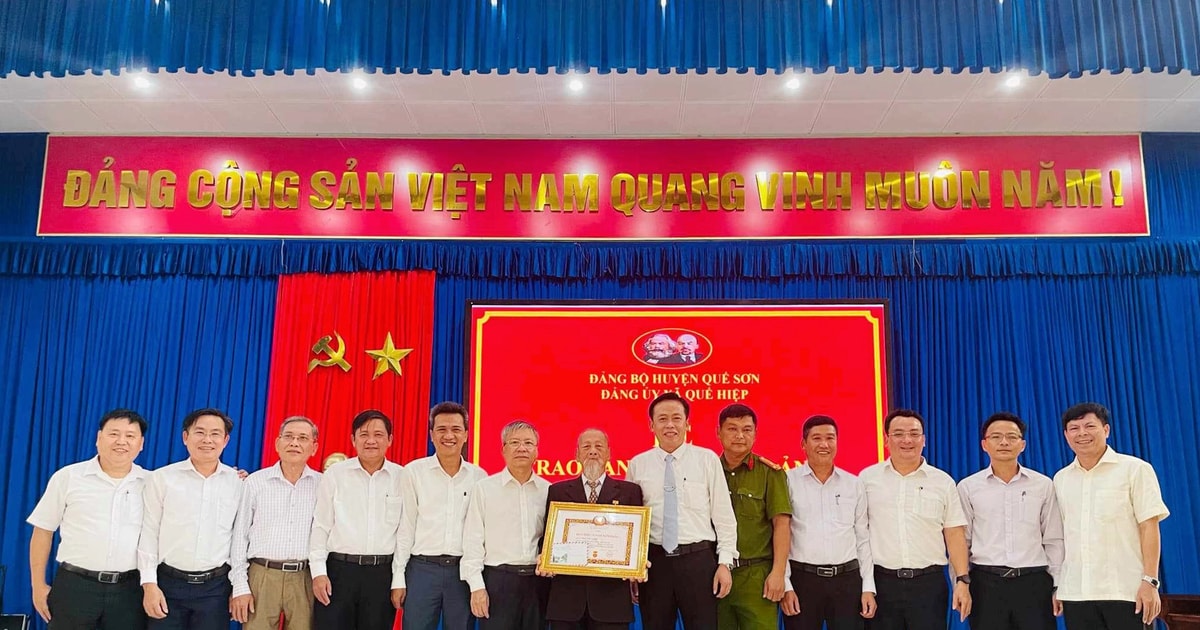 Phó Bí thư Thường trực Tỉnh ủy Nguyễn Đức Dũng trao Huy hiệu Đảng cho các đảng viên lão thành