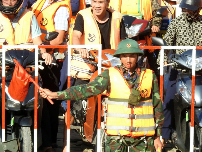 The first dedicated ferry replaces Phong Chau pontoon bridge photo 4