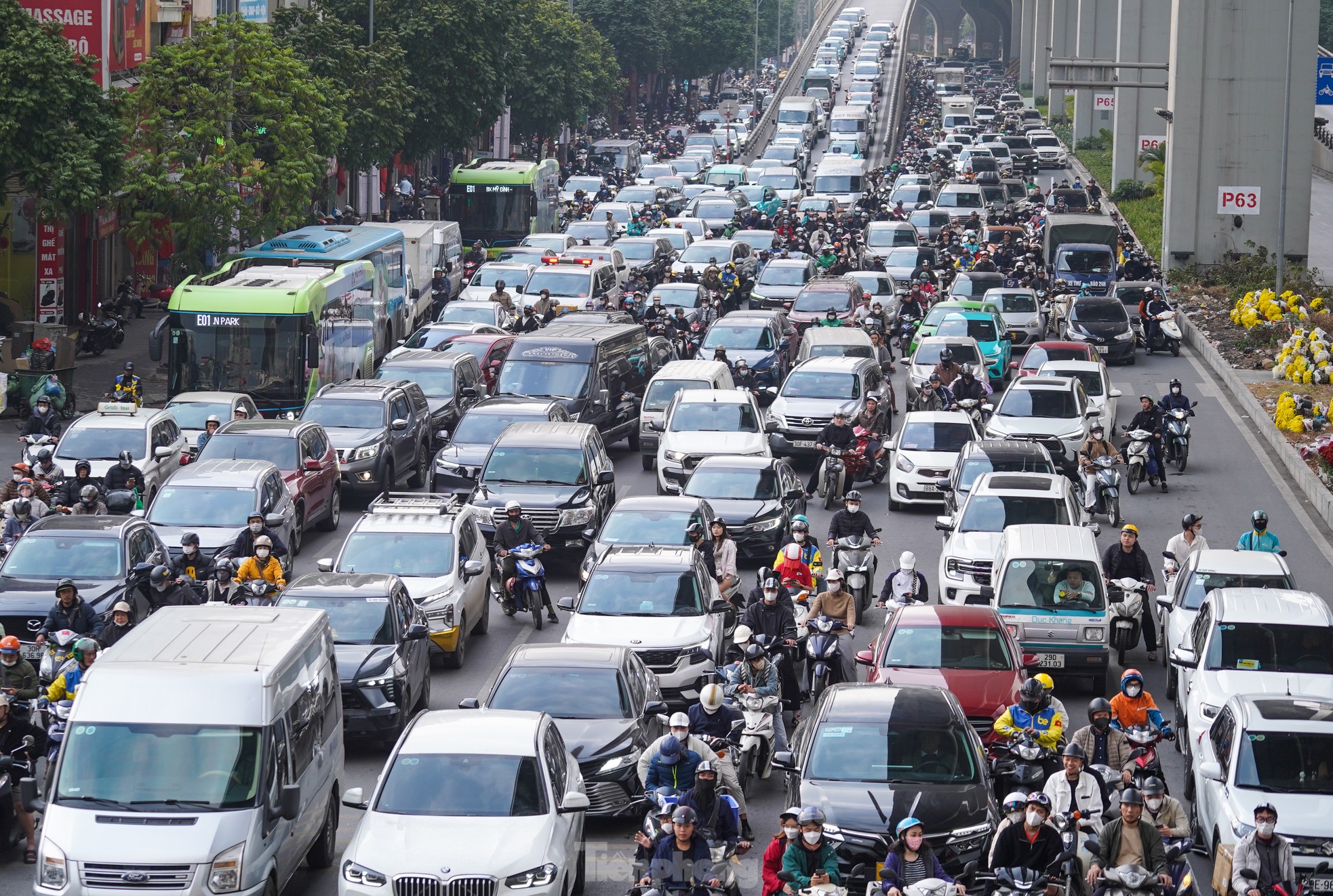 Giao thông Thủ đô 'căng như dây đàn' trong ngày làm việc cuối cùng ảnh 2