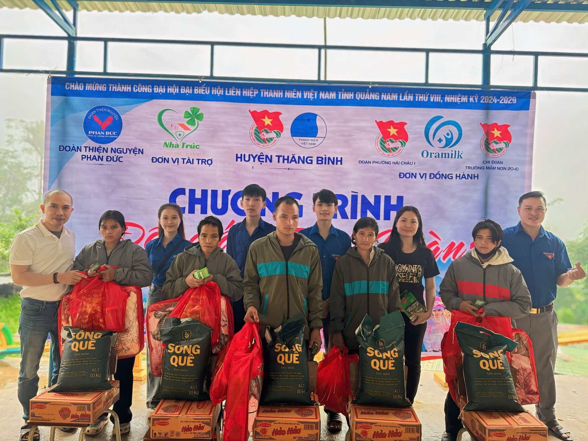 យុវជន​ធ្វើ​ដំណើរ​រាប់​រយ​គីឡូម៉ែត្រ​ដើម្បី​ផ្តល់​សម្លៀក​បំពាក់​កក់ក្តៅ ភួយ អាវ​ភ្លៀង ស្បែកជើង... ដល់​សិស្ស​នៅ​តំបន់​ភ្នំ​រូបថត​ទី​២