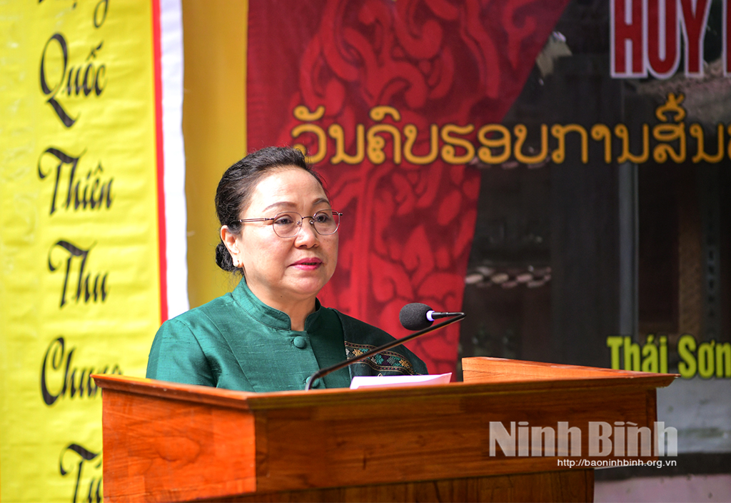 Die Delegation der laotischen Botschaft in Vietnam opferte Weihrauch im Tempel der Prinzessin Nhoi Hoa