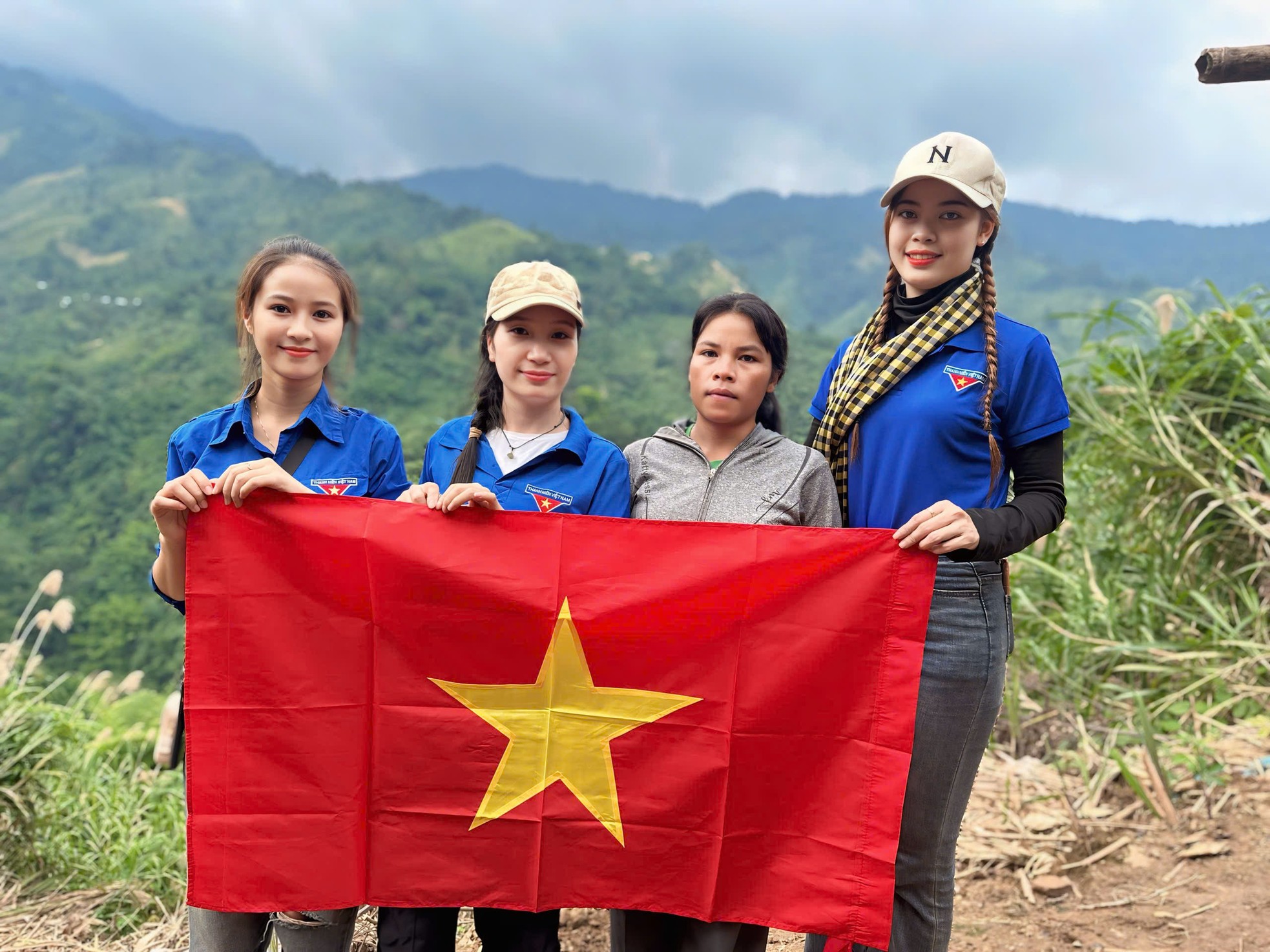 យុវជន​ធ្វើ​ដំណើរ​រាប់​រយ​គីឡូម៉ែត្រ​ដើម្បី​ផ្តល់​សម្លៀក​បំពាក់​កក់ក្តៅ ភួយ អាវ​ភ្លៀង ស្បែកជើង... ដល់​សិស្ស​នៅ​តំបន់​ភ្នំ រូបថត​ទី ១២