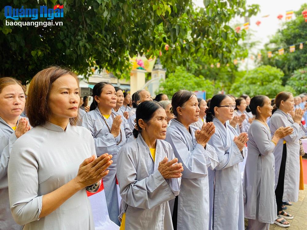 Đông đảo phật tử về dự Đại lễ Phật đản.