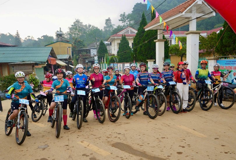 Emocionante carrera de bicicleta de montaña en Sa Pa