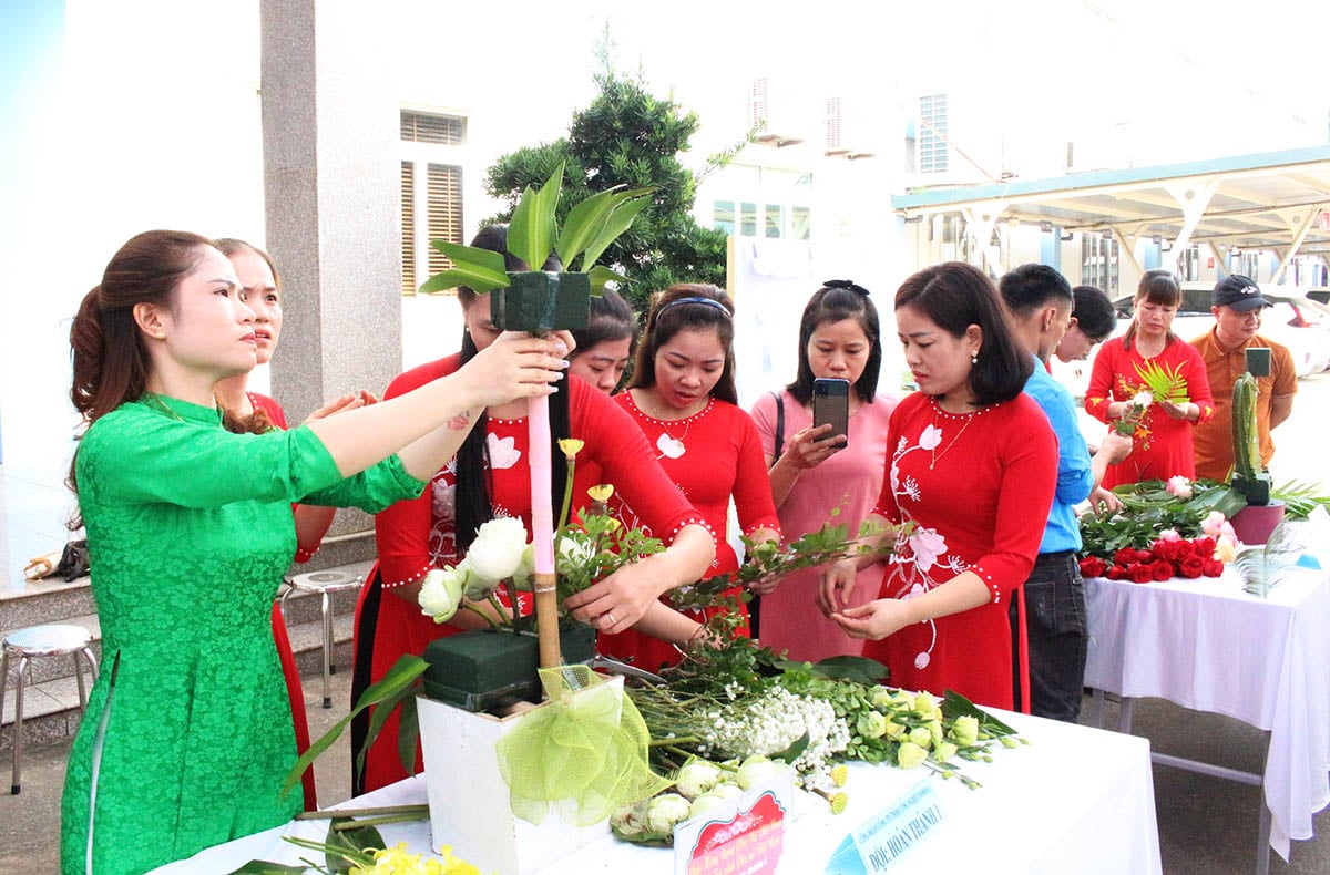 Hội thi cắm hoa chào mừng ngày Phụ nữ Việt Nam