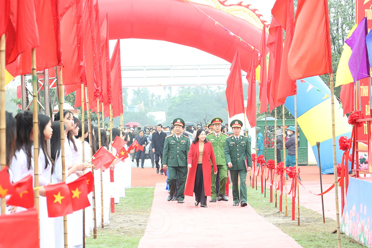 Đồng chí Phó Bí thư Thường trực Tỉnh ủy Đinh Thị Lụa dự lễ giao nhận quân tại huyện Lý Nhân