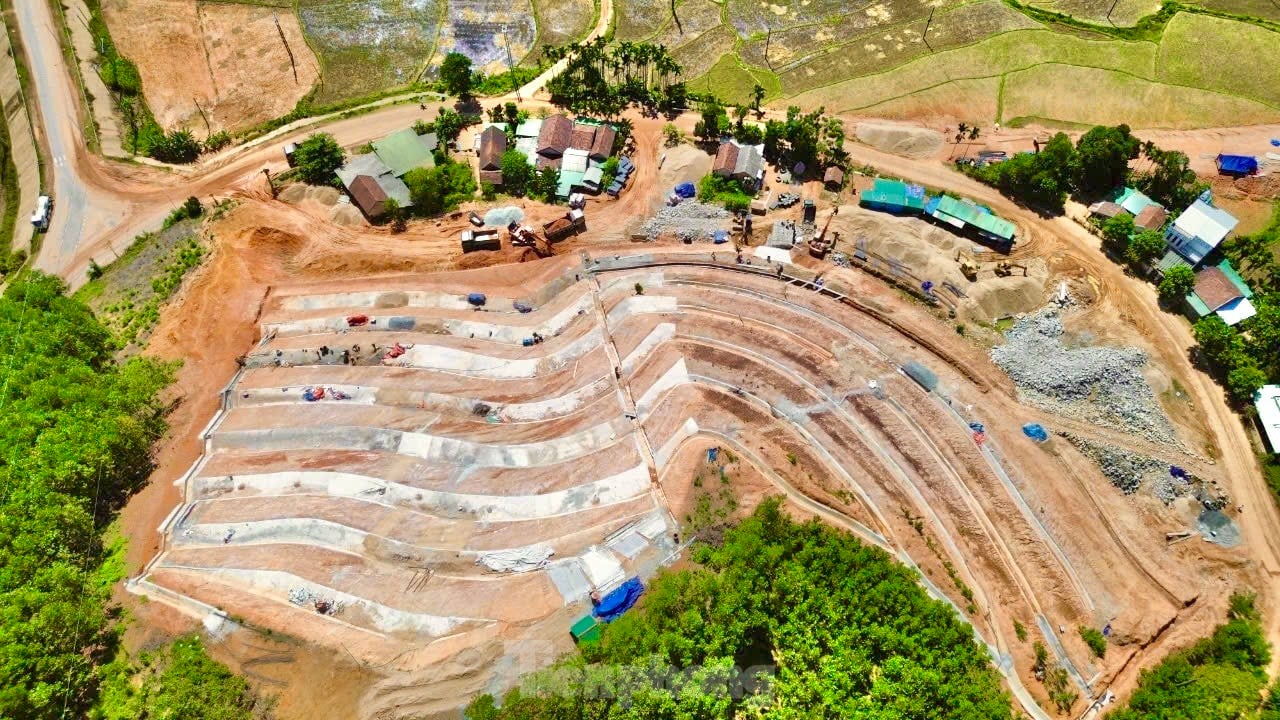 ภาพระยะใกล้ของพื้นที่ในจังหวัดกวางงายที่อำเภอได้ใช้งบประมาณ 17,000 ล้านบาทเพื่อป้องกันดินถล่ม... 5 ครัวเรือน ภาพที่ 7