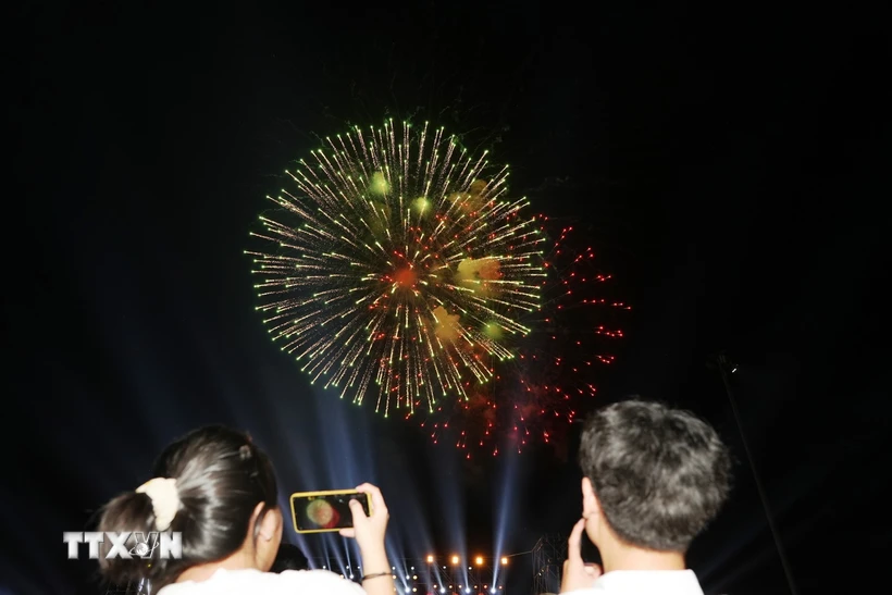 하이퐁: 2024년 붉은 불꽃 축제에서 불꽃놀이가 펼쳐집니다.