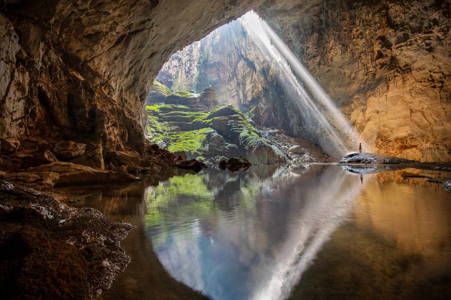 La lumière magique montre la beauté de la grotte et de la rivière souterraine à l'intérieur de Son Doong. Photo : Oxalis