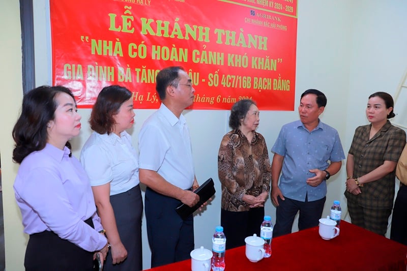 Inauguración de una casa donada a una familia en circunstancias difíciles en el barrio de Ha Ly