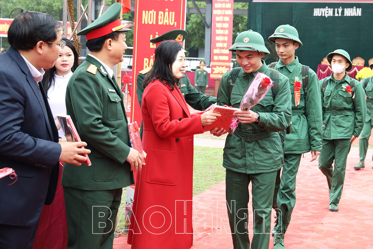 Đồng chí Phó Bí thư Thường trực Tỉnh ủy Đinh Thị Lụa dự Lễ giao nhận quân tại huyện Lý Nhân