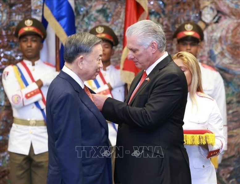 Der Erste Sekretär der Kommunistischen Partei Kubas und Präsident Kubas, Miguel Díaz Canel Bermúdez, überreicht dem Generalsekretär und Präsidenten To Lam die José-Martí-Medaille.