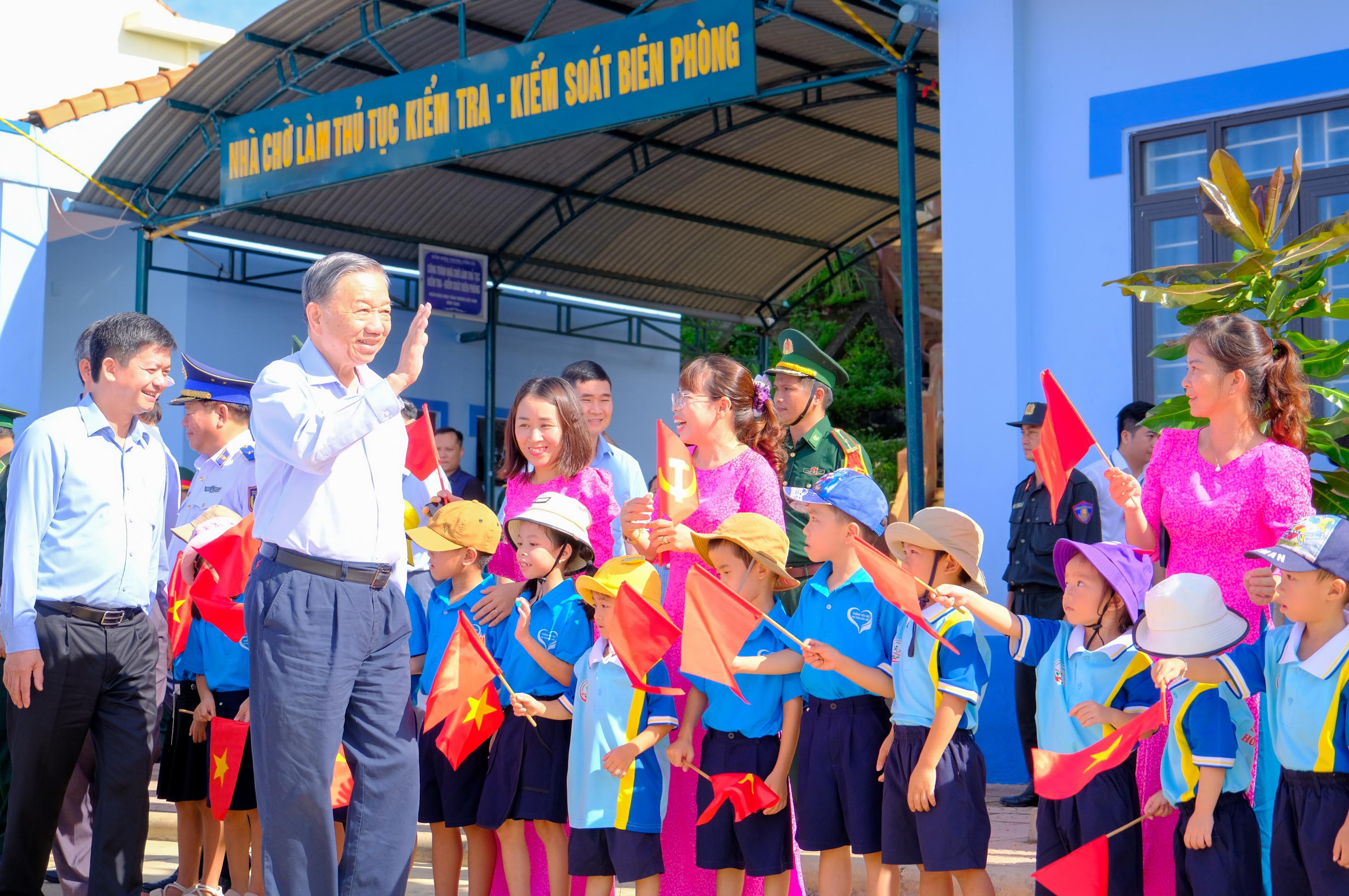 Tổng Bí thư, Chủ tịch nước Tô Lâm thăm, làm việc tại huyện đảo Cồn Cỏ