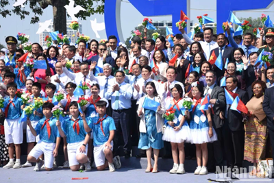 Prime Minister Pham Minh Chinh attends the Cultural Festival for Peace - Celebrating the 70th Anniversary of the Liberation of the Capital