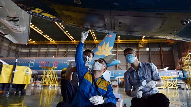 航空機エンジニアリング会社（VAECO）のエンジニアたちが、ノイバイ空港での運航を円滑に進めるため、航空機の点検・修理を行っている。（写真：THE DAI）