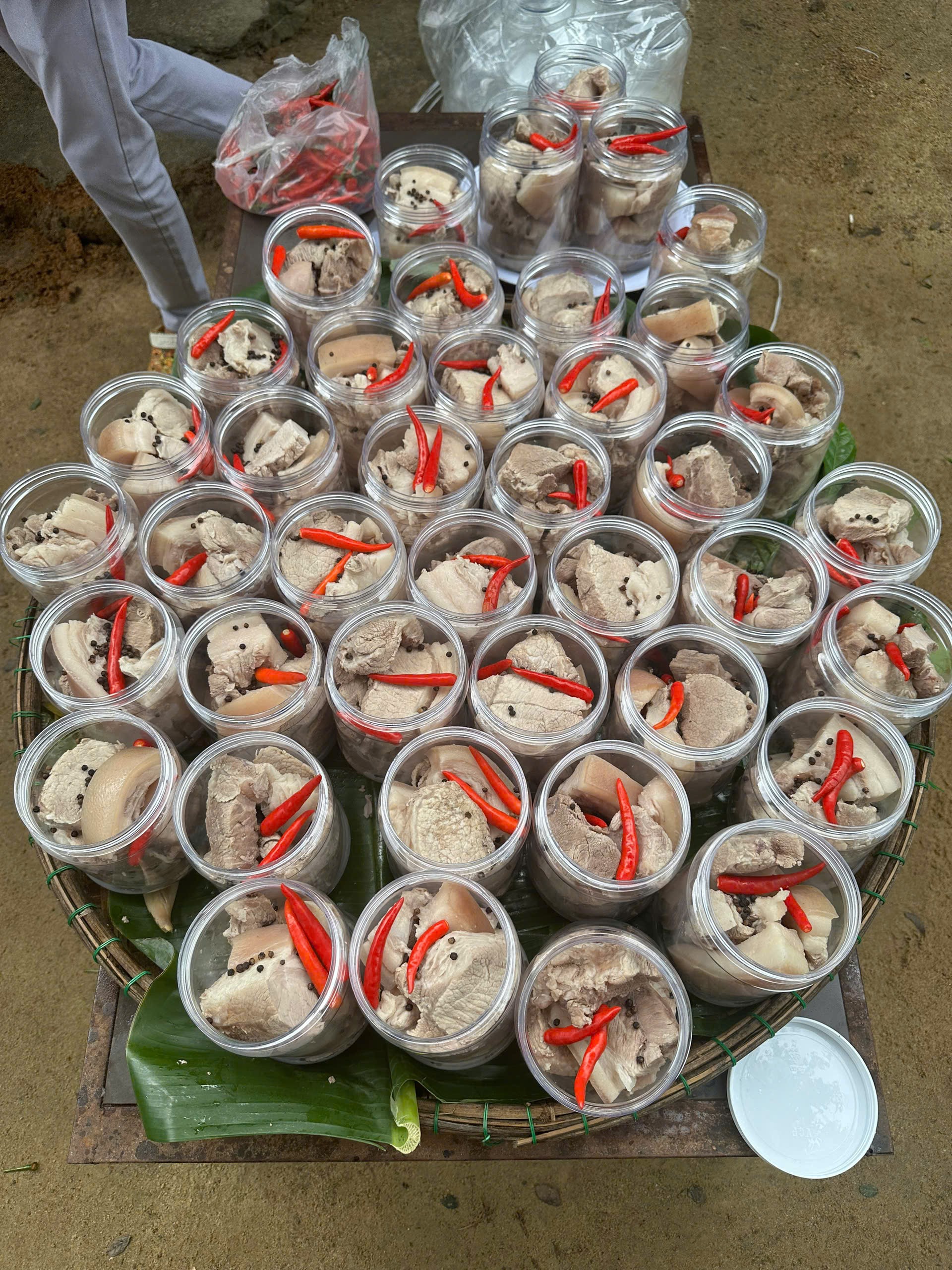 យុវជន​ធ្វើ​ដំណើរ​រាប់​រយ​គីឡូម៉ែត្រ​ដើម្បី​ផ្តល់​សម្លៀក​បំពាក់​កក់ក្តៅ ភួយ អាវ​ភ្លៀង ស្បែកជើង... ដល់​សិស្ស​នៅ​តំបន់​ភ្នំ រូបថត​ទី ១៩