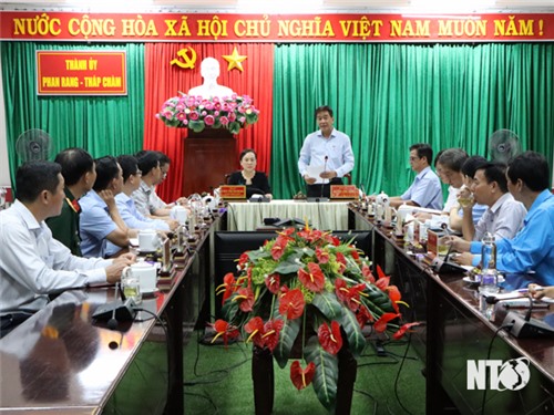 NTO - El equipo de investigación del Comité Provincial del Partido trabaja con el Comité del Partido de la ciudad de Phan Rang