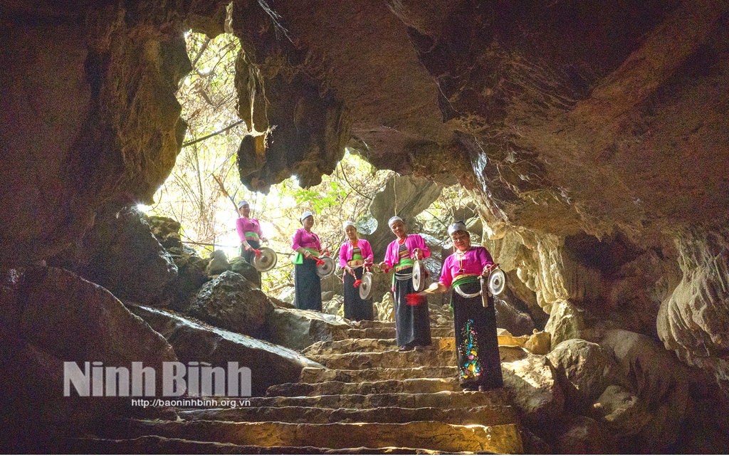 The attraction of Muong tours Thien Ha cave