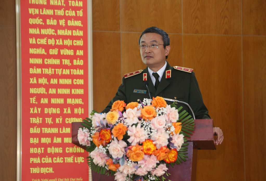 Lieutenant General Nguyen Ngoc Toan, Director of the Department of Party and Political Work - Ministry of Public Security, spoke at the Conference.