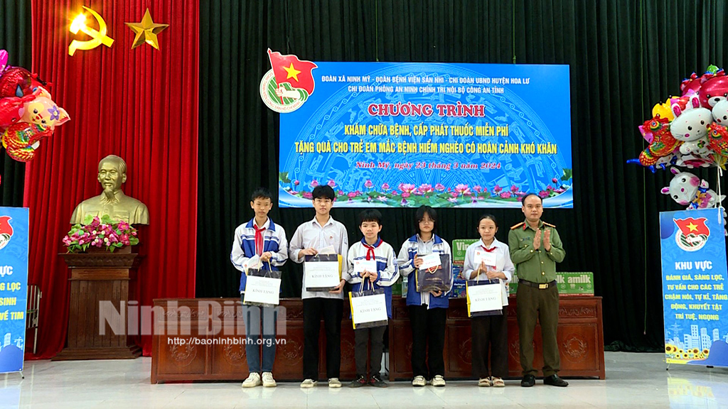 Youth volunteer program for community life in Ninh My commune