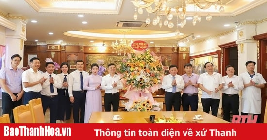 Phó Chủ tịch Thường trực UBND tỉnh chúc mừng Tổng Công ty CP Hợp Lực nhân Ngày Doanh nhân Việt Nam