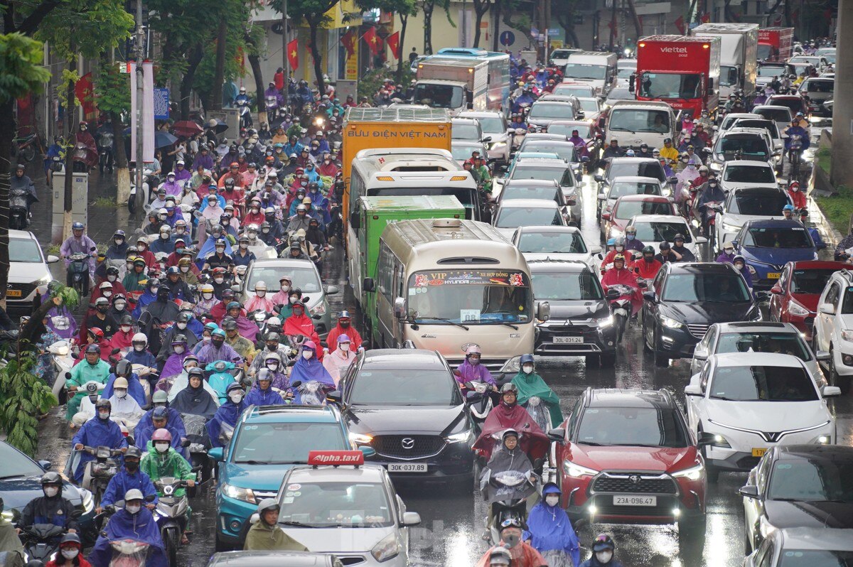 Hà Nội mưa từ đêm đến sáng, xe ùn tắc mọi ngả đường, người dân chật vật tìm đường tới công sở ảnh 11