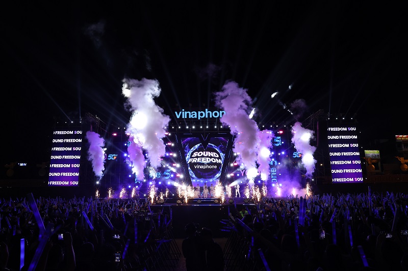 Plongez dans l'atmosphère vibrante et profitez de performances musicales de premier ordre au Sound Freedom by Vinaphone