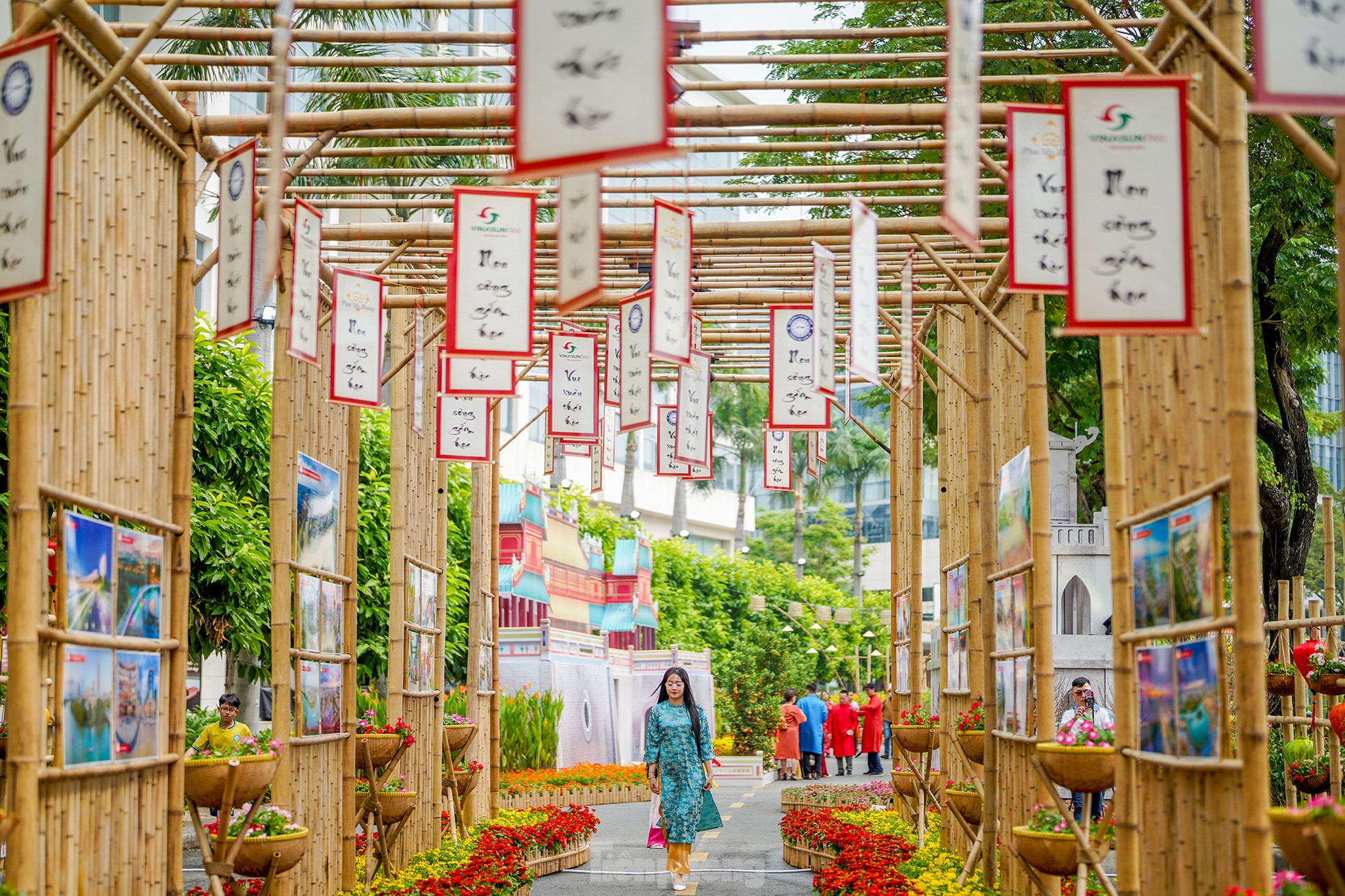 ホーチミン市の「裕福なエリア」にある旧正月の花通りにチェックインするために集まった若者たち 写真10