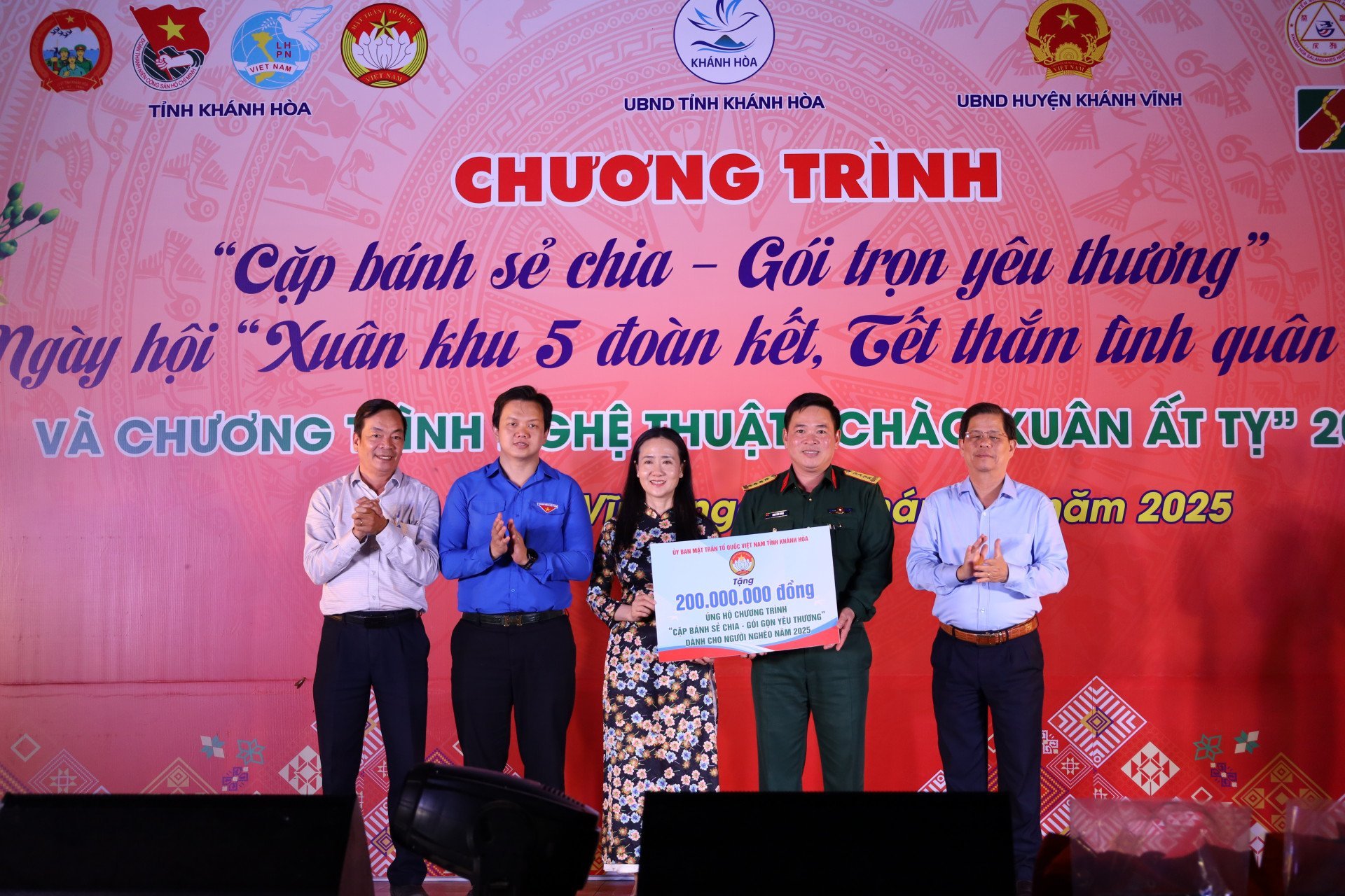 Ban tổ chức nhận bảng biểu trưng kinh phí hỗ trợ quà tặng các hộ nghèo từ lãnh đạo tỉnh và các đơn vị đồng hành.