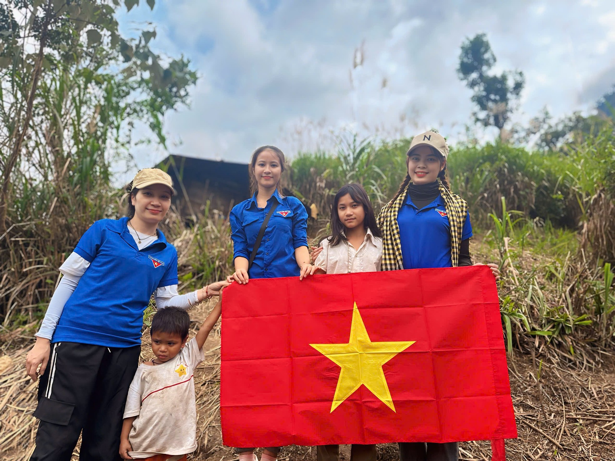 យុវជន​ធ្វើ​ដំណើរ​រាប់​រយ​គីឡូម៉ែត្រ​ដើម្បី​ផ្តល់​សម្លៀក​បំពាក់​កក់ក្តៅ ភួយ អាវ​ភ្លៀង ស្បែកជើង... ដល់​សិស្ស​នៅ​តំបន់​ភ្នំ រូបថត​ទី​១៣