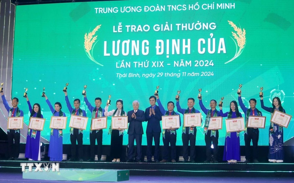 Chairman of the Central Committee of the Vietnam Fatherland Front Do Van Chien and First Secretary of the Central Youth Union Bui Quang Huy presented the 19th Luong Dinh Cua Award in 2024. (Photo: The Duyet/VNA)