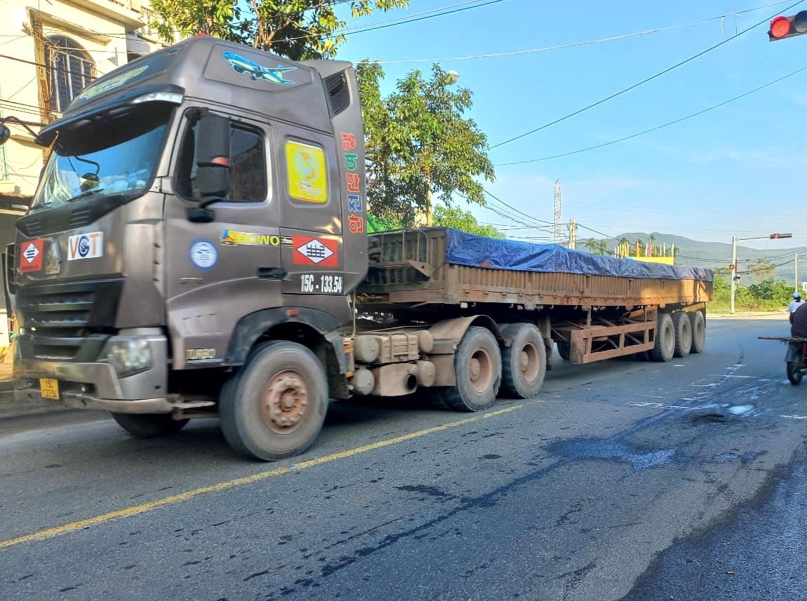 Erzlastwagen fahren auf der Route DT609B (Dai Loc), um den Highway 1 zu verlassen, und fahren dann in den Hafen von Chu Lai ein. Foto: C.T