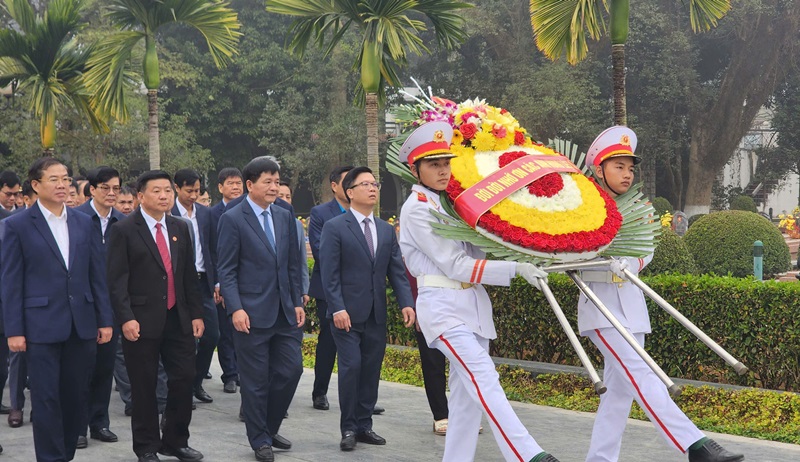 VPUB – Provincial leaders offer incense to commemorate heroic martyrs